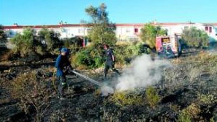 Un incendio de pastos afecta a patios de nueve casas en Llera