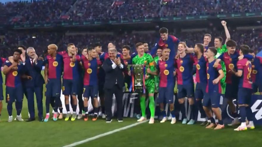 Rafael Louzán entrega el trofeo liguero al Barça