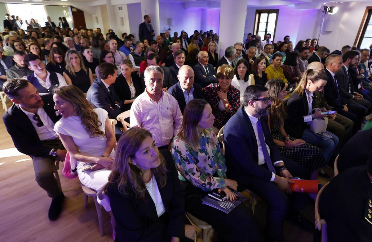 Las premiadas de Galiwonders y Vanetta Vegan Food con el presidente de la Xunta, conselleiros, representantes de AJE y el alcalde de Poio. |   // G.S.