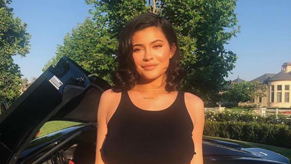 Kylie Jenner posando delante de uno de sus coches