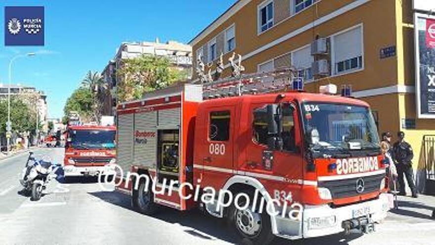 Un camión de bomberos se ha dirigido a la vivienda