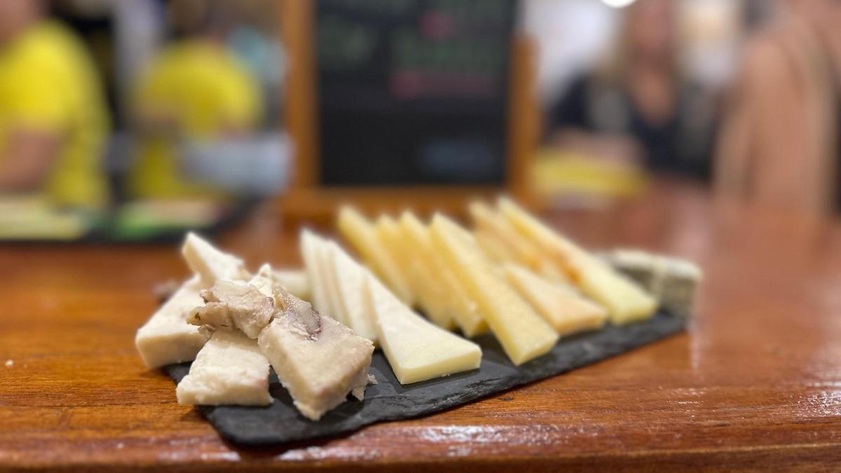 Una tabla de quesos del Bar Juan Carlos, en Triana.