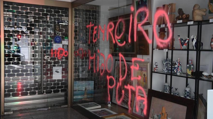 Pintada contra Enrique Tenreiro en un escaparate en la galería Artby&#039;s.