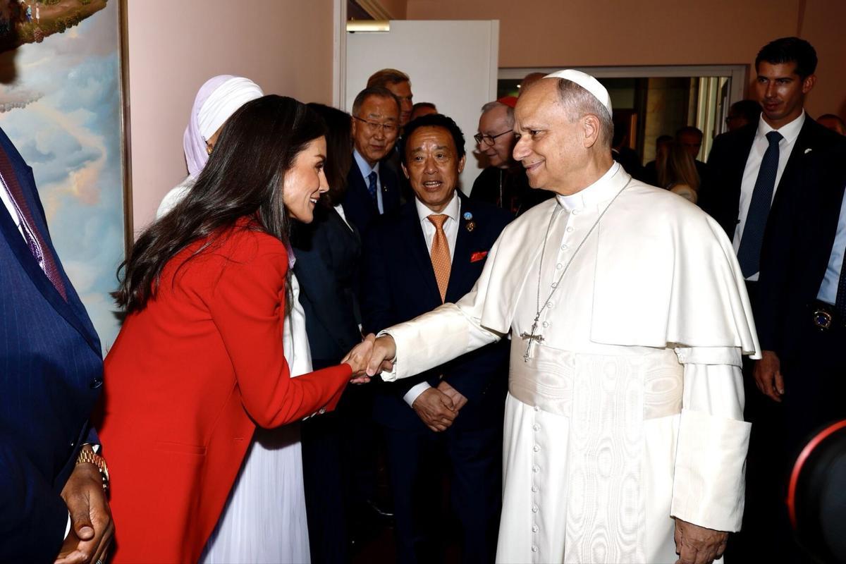 La reina Letizia saluda al Papa, este jueves, en el acto de la FAO en Roma.