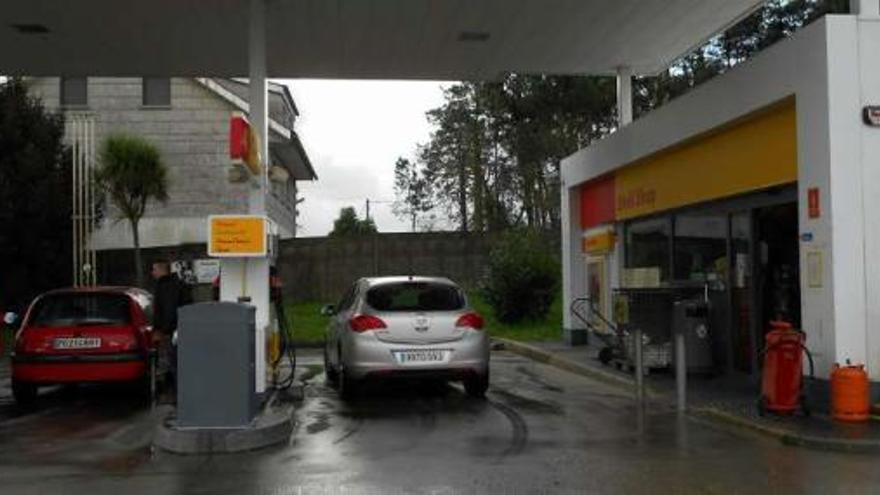 Imagen de la gasolinera de Currás (Tomiño) en cuyas cercanías ocurrió el asalto.  // E.G.