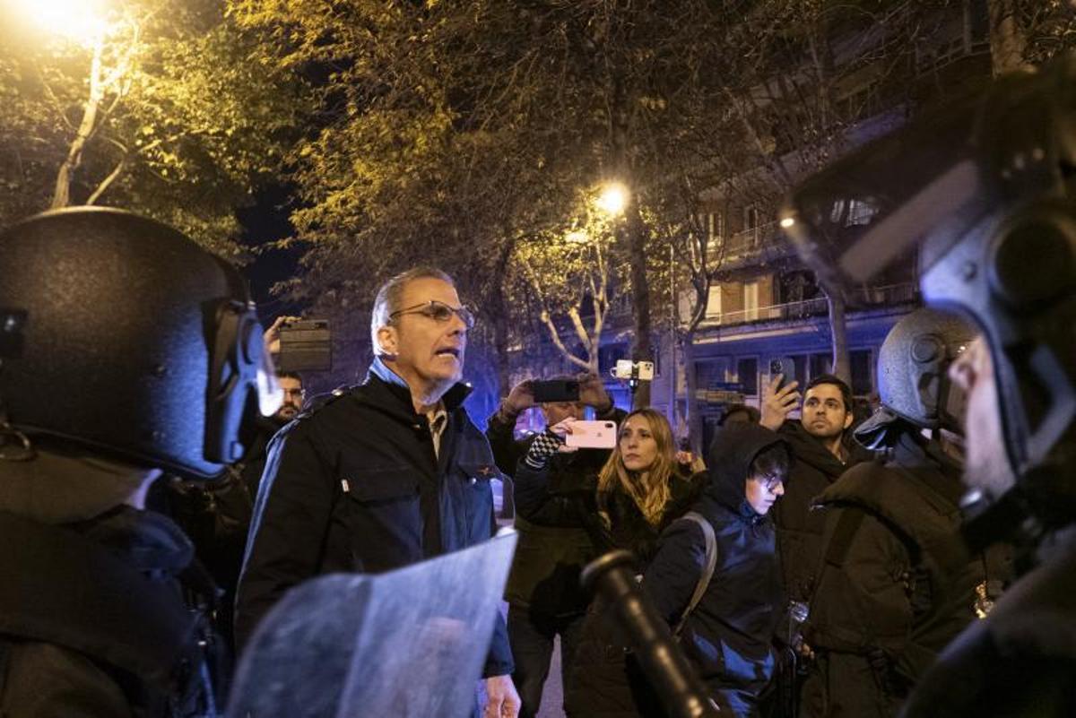 Promotors dels aldarulls ultres antiamnistia, condecorats junt amb nombrosos policies Promotors dels aldarulls ultres antiamnistia, condecorats junt amb nombrosos policies