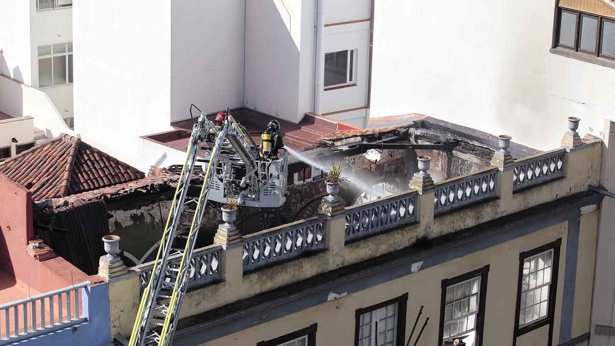 Los bomberos actuando en el Ateneo tras el incendio.