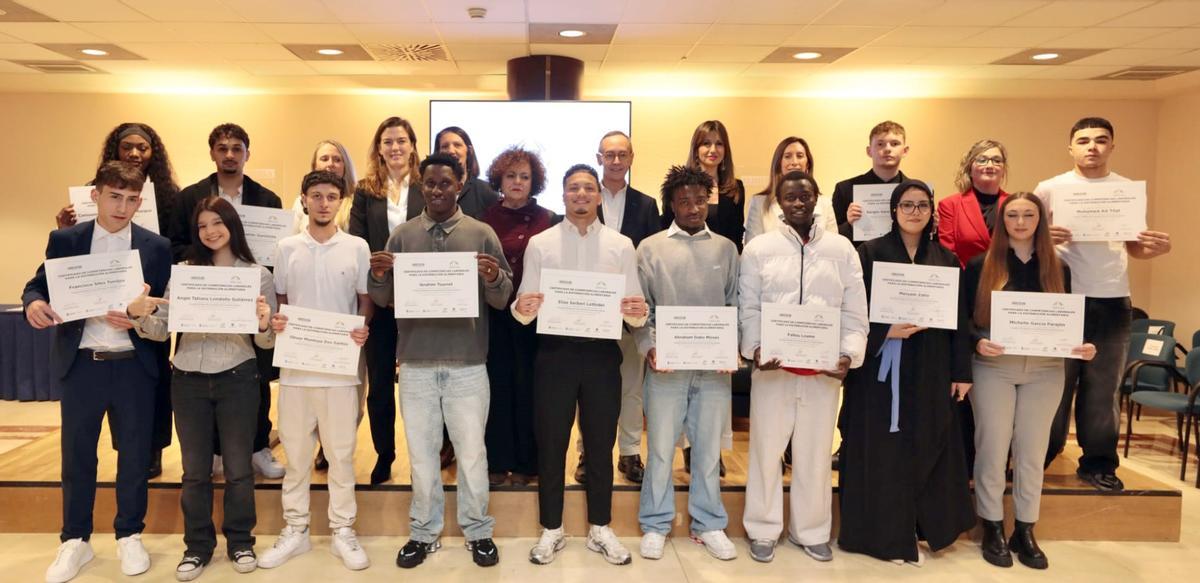 Los jóvenes beneficiarios del programa, posando con sus diplomas, junto a autoridades y técnicos.