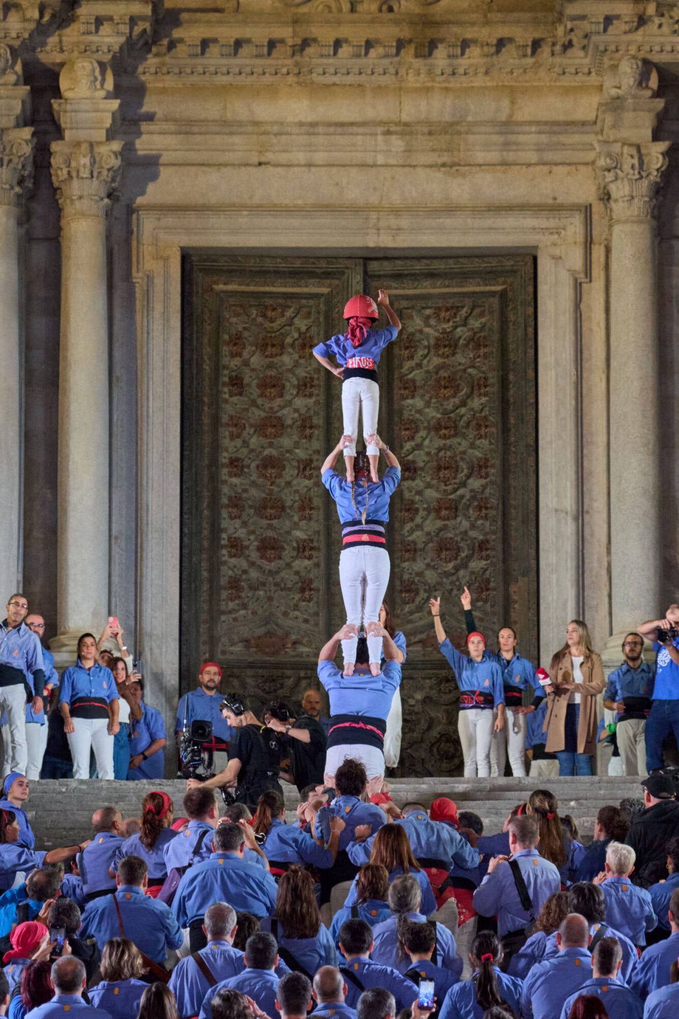 Les imatges de la pujada del pilar de 4 a les escales de la Catedral