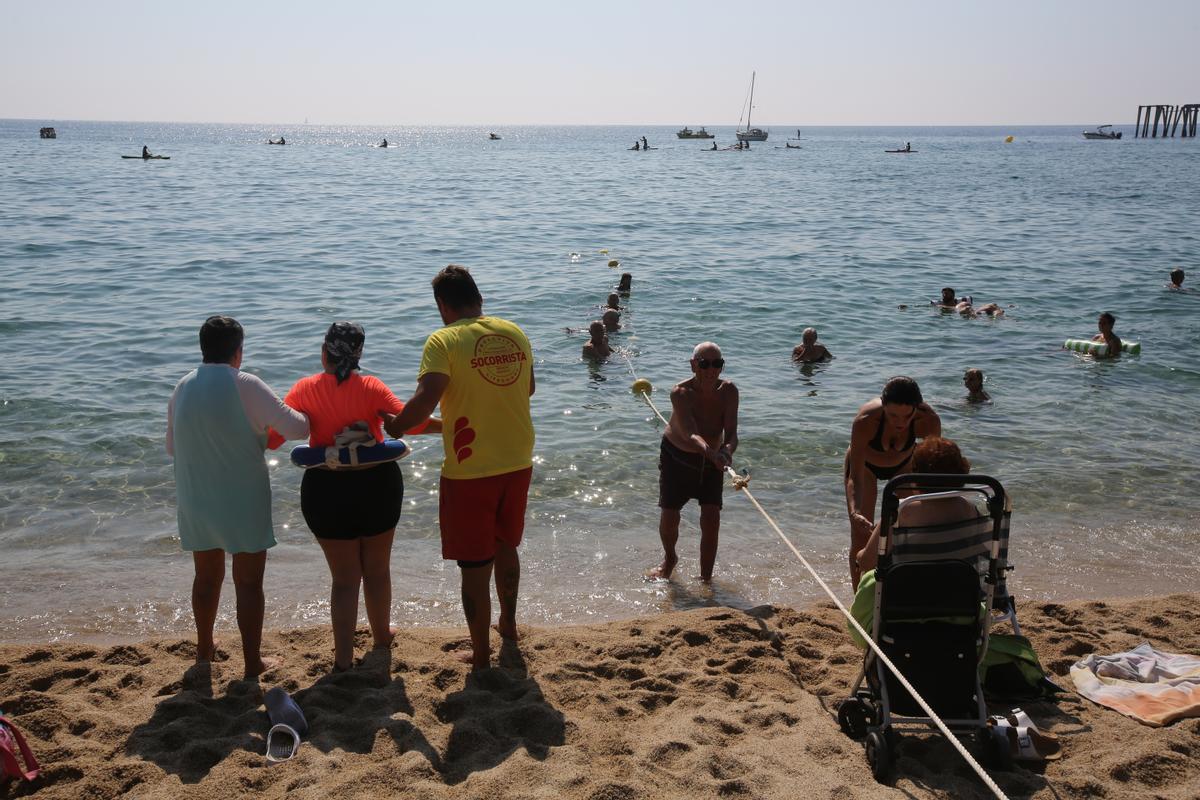 Una de las cuerdas que ayudan a las personas con movilidad reducida a entrar y salir del mar