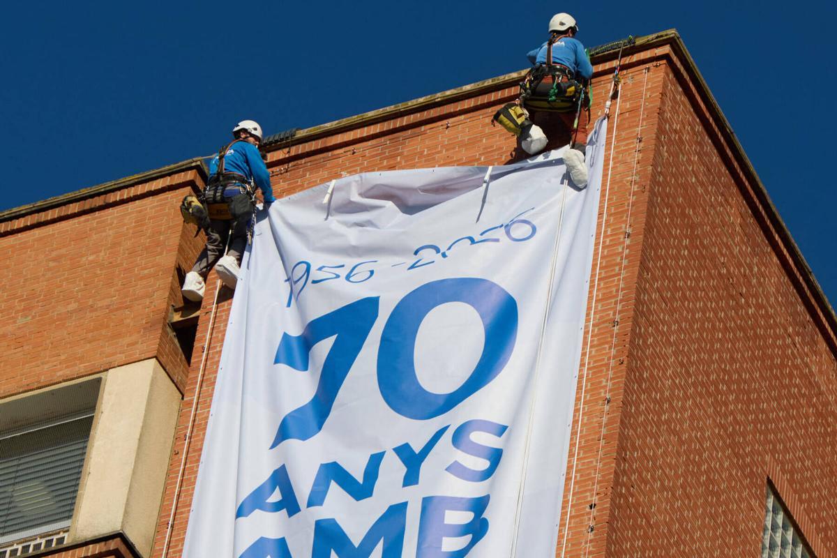 Desplegament de la lona commemorativa 70è aniversari Hospital Trueta