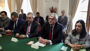 Dastis acompanado por el embajador espanol López Busquets  durante su participacion este jueves en una reunion con empresarios espanoles en la embajada de España en Teherán.
