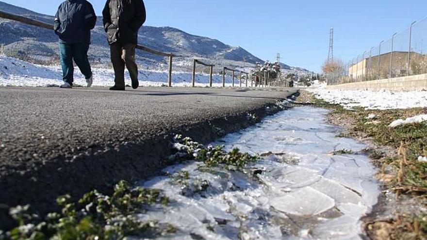 A primera hora de la mañana de ayer todavía se podían ver placas de hielo junto a la vía verde de Alcoy