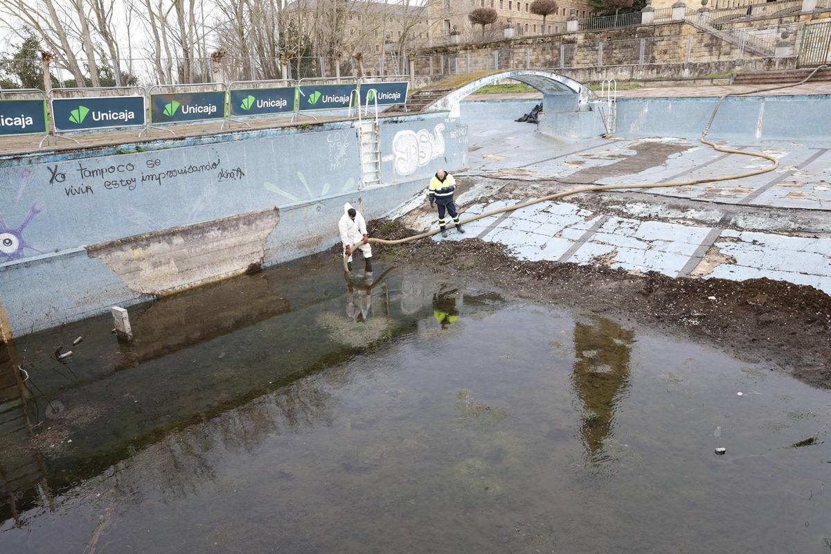 El inicio de los trabajos para dragar las piscinas de la Laboral, en imágenes