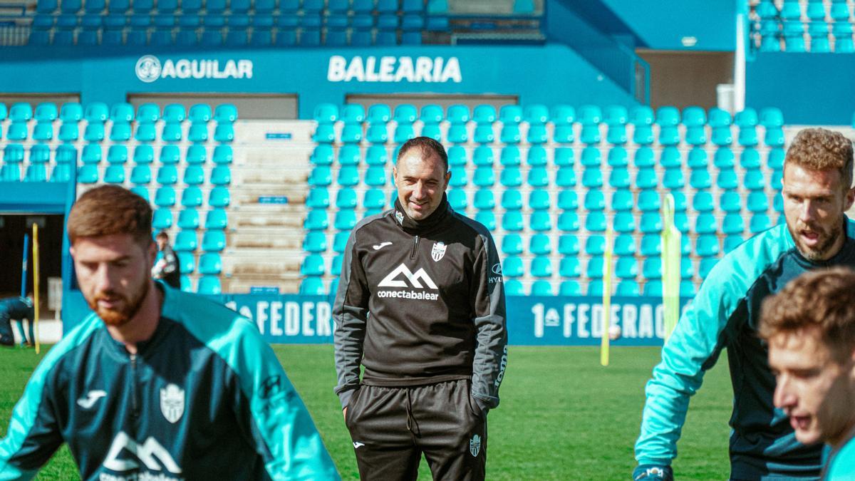 Juanma Barrero observa el entrenamiento.