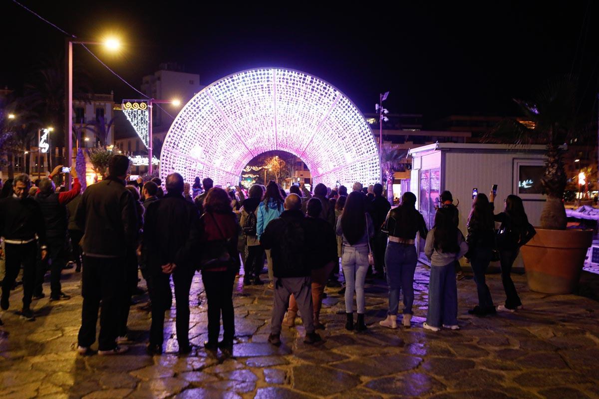 Galería: Juegos y risas en el túnel de luces del puerto de Ibiza