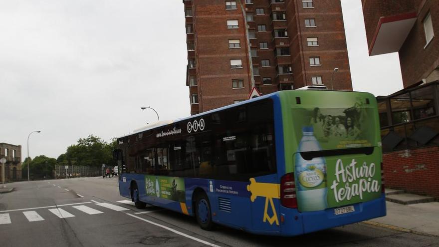 Un autobús por la calle del Carmen.