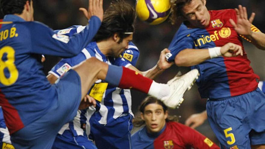 Barcelonistas y espanyolistas luchan por el balón. / albert gea