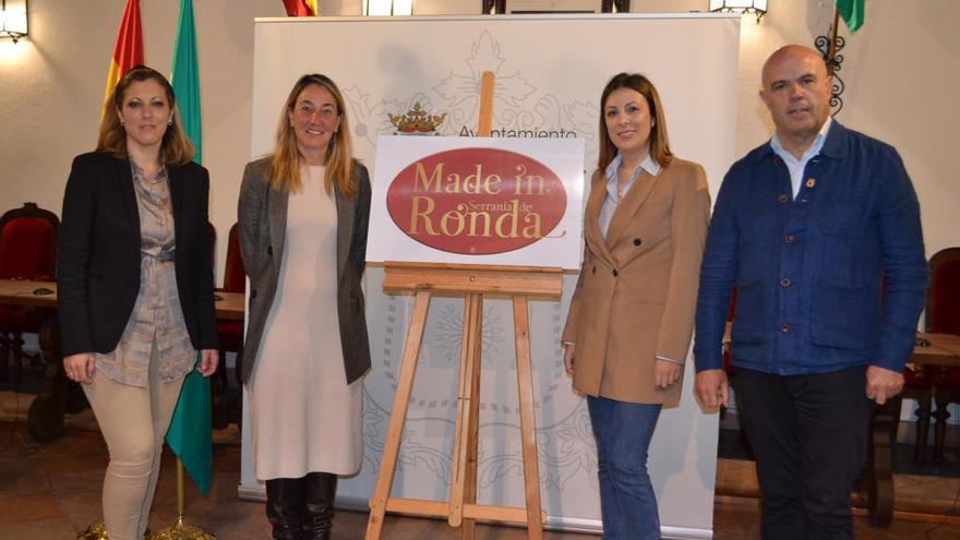 La alcaldesa rondeña, Mari Paz Fernández, junto a Alicia López y Faustino Peralta, ayer.