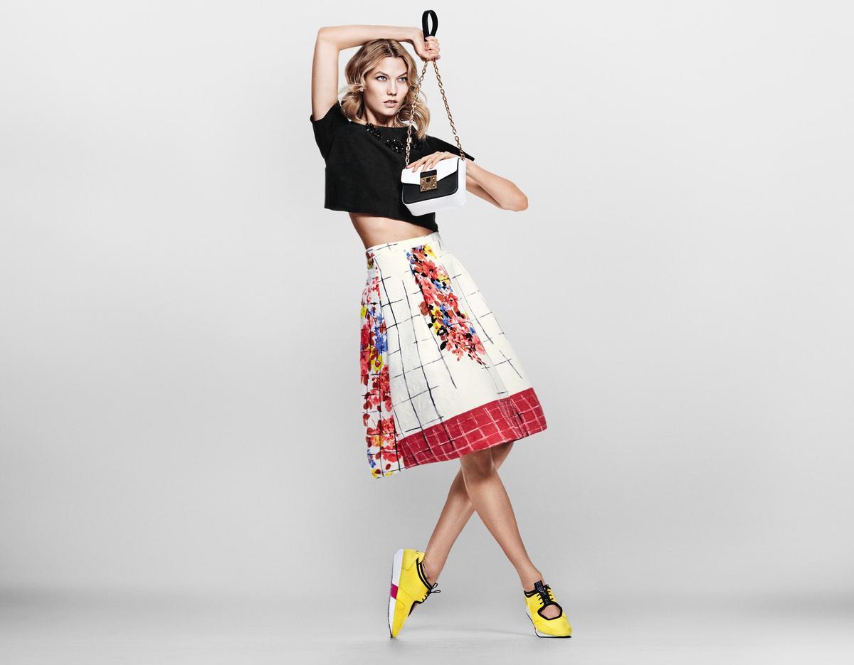 Karlie Kloss con falda estampada y crop top en la campaña #Viceversa de Liu Jo