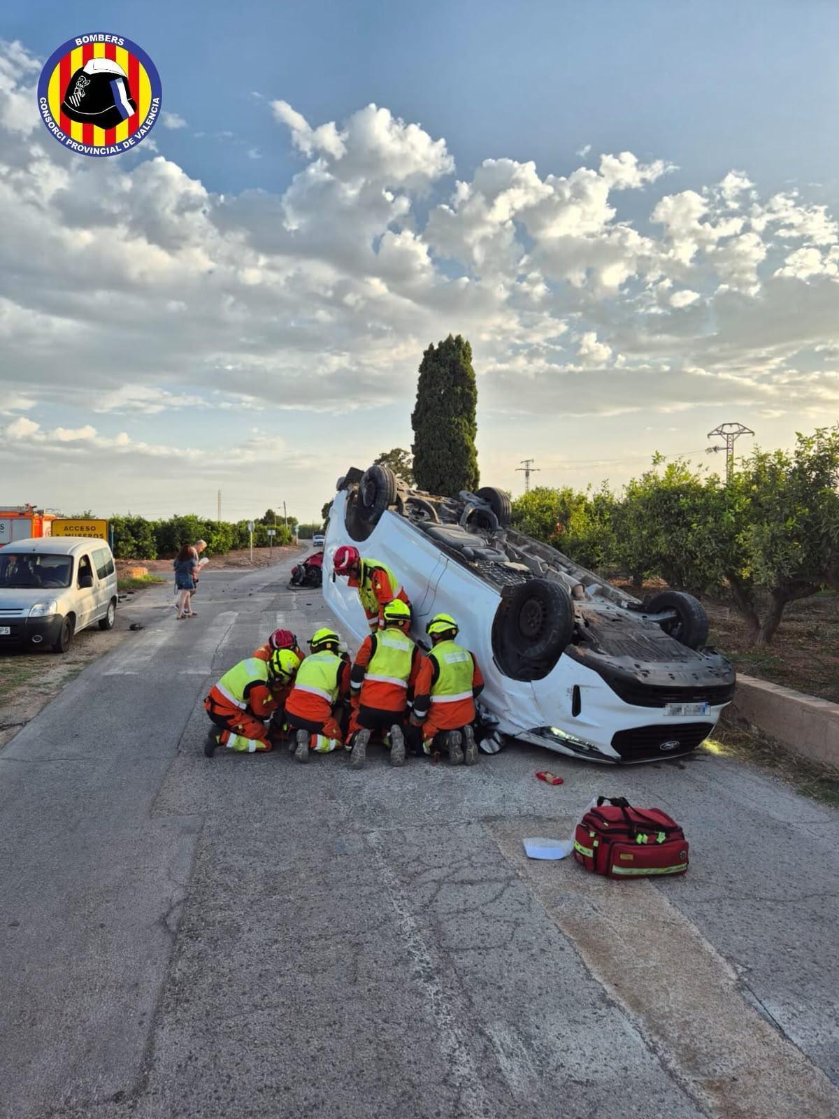 Los bomberos trabajan en la excarcelación de uno de los heridos.
