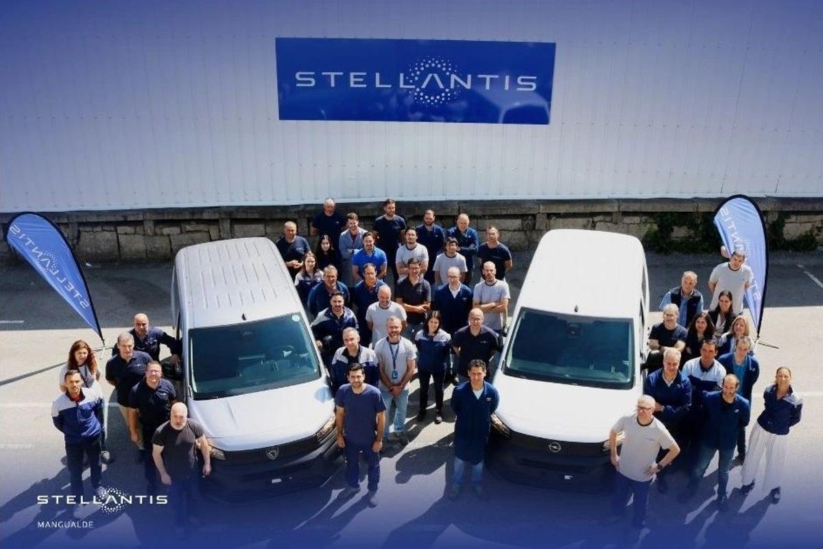 Trabajadores de la planta de Mangualde con la nueva furgoneta K9 SCV.