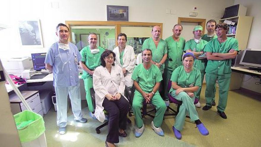 TRES NACIONALIDADES ALREDEDOR DEL CORAZÓN. Parte del equipo asturiano de cirugía cardiaca junto a los cuatro cardiólogos argentinos y un uruguayo, ayer en el HUCA. Sentados, por la izquierda, Raquel del Valle, Germán Girela y Purificación Arias. En la segunda fila, Félix Fernández, Antonio Scuteri, César Morís, Antonio Piazza, Antonio Pocovi, José Maese, Francisco Javier García y Pablo Díaz.