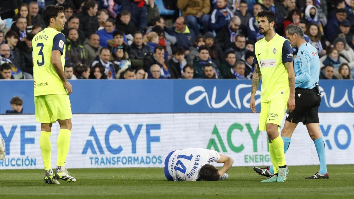 Francho se duele en el césped tras el golpe con Garreta.