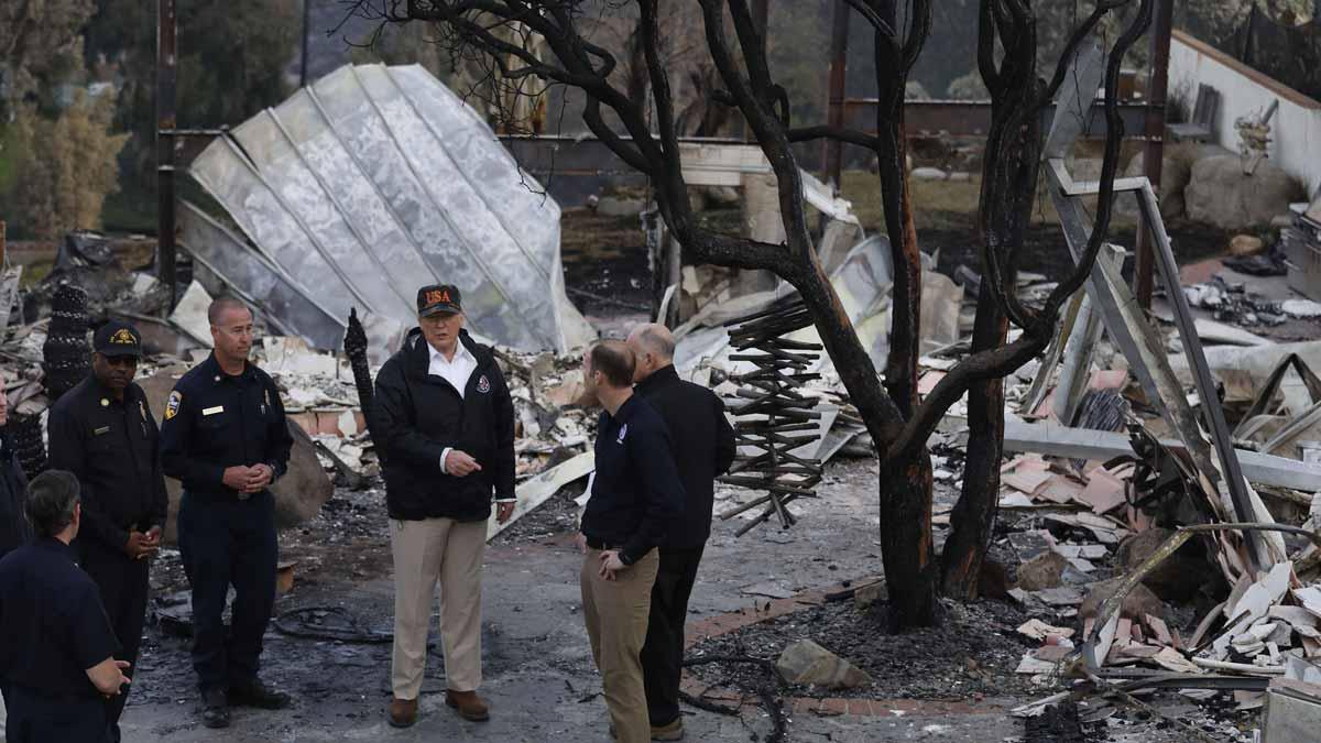 Trump visita la localidad californiana de Paradise tras ser arrasada por las llamas.