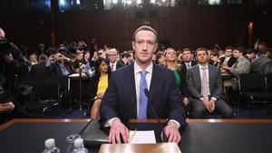 Zuckerberg, ante la comisión del Senado donde se apresta a testificar, en Washington, el 10 de abril.