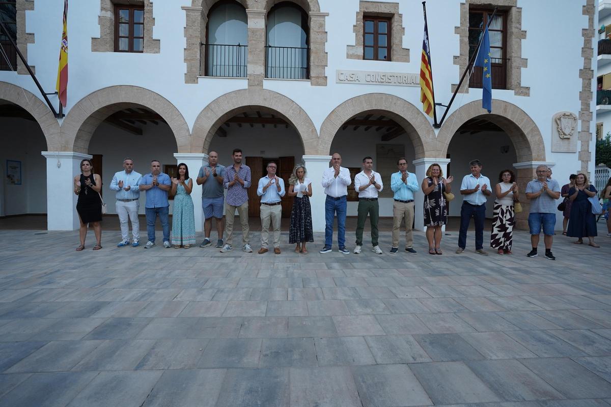 Mira las imágenes de la concentración en apoyo a Ceuta en Santa Eulària Mira las imágenes de la concentración en apoyo a Ceuta en Santa Eulària