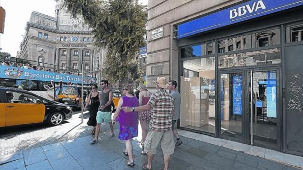 Una oficina del BBVA, frente a la sede central de Catalunya Banc, en la plaza Antoni Maura.