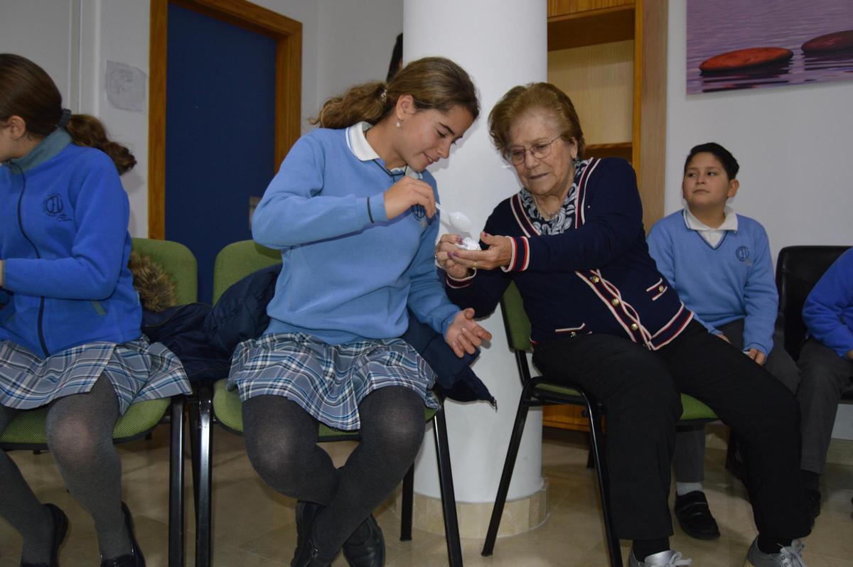 Una alumna, con una usuaria de Alzhéimer Córdoba.