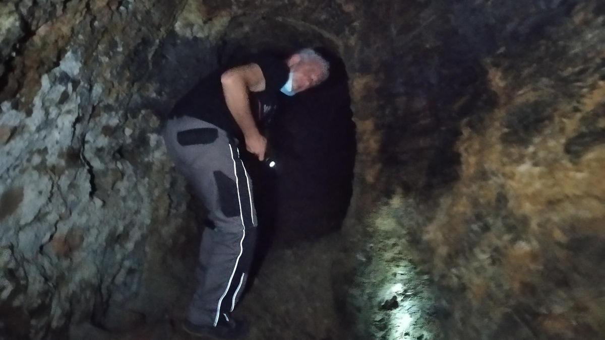 Alfonso Gómez encabeza la inspección del refugio excavado en la pizarra del cerro de la Alcazaba.