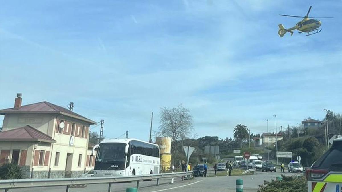 El amplio despliegue de emergencia por la muerte del profesor de conductores de autobús en Lloviu (Ribadesella)