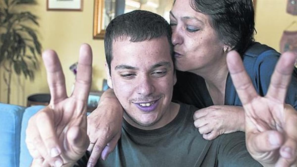 Víctor y su madre, tras conocer la sentencia en mayo del año pasado.