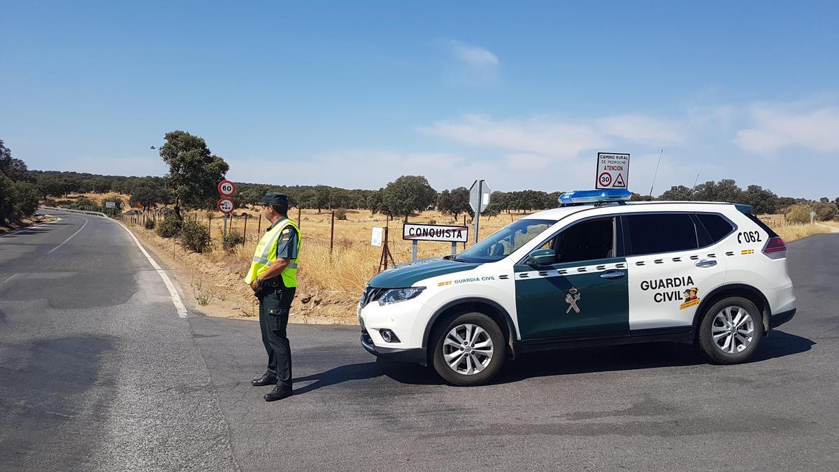 Un agente de la Guardia Civil, durante un servicio de vigilancia en una carretera.