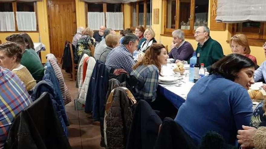 Asistentes a la cena de los vaqueros de alzada en un conocido restaurante de Verdicio el pasado sábado.