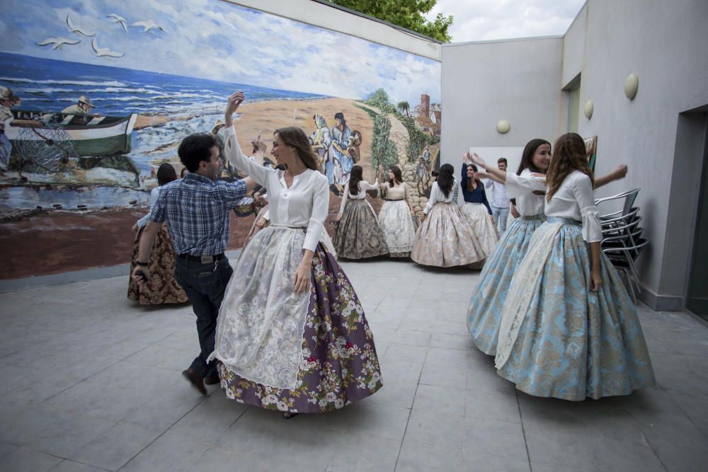 Ensayo de la Dansà con la fallera mayor y la corte