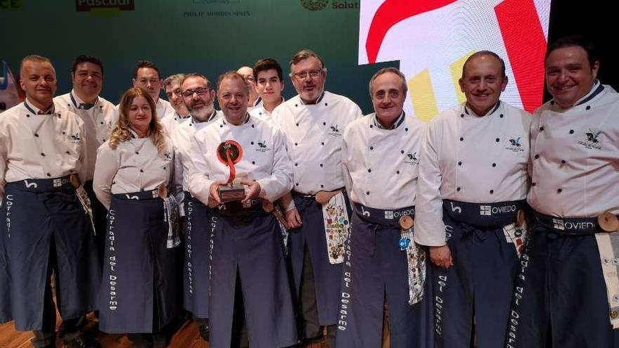 Los integrantes de la Cofradía del Desarme que recogieron el premio, anoche, en León.