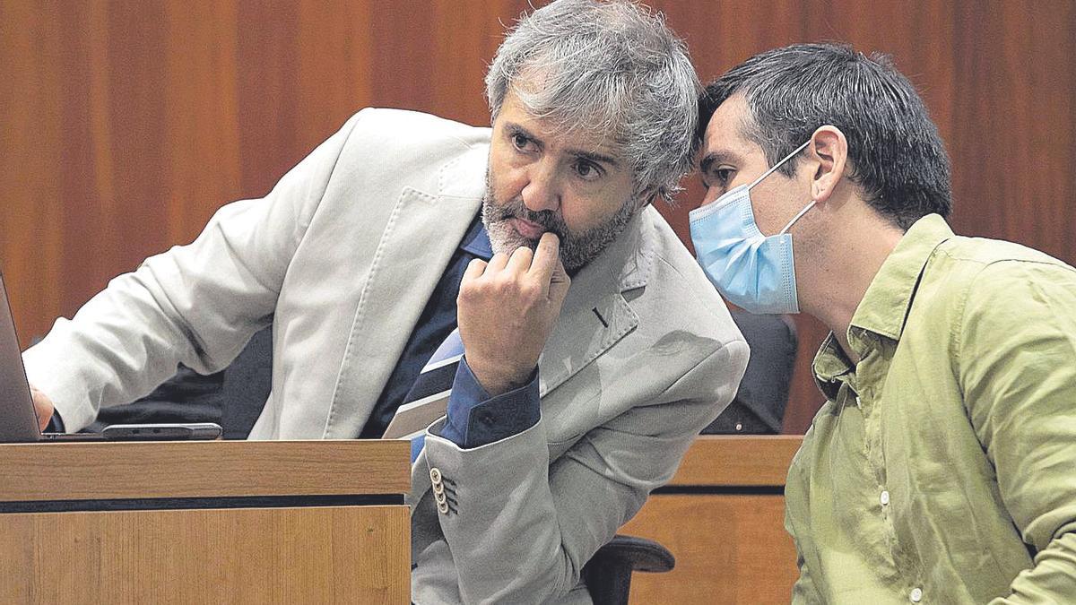 Rodrigo Lanza, con mascarilla, conversa con su abogado defensor, Endika Zulueta.