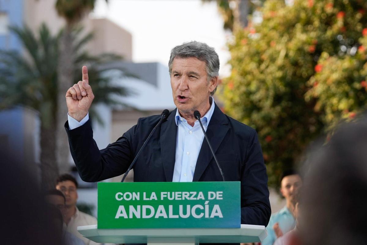 El presidente del Partido Popular, Alberto Núñez Feijóo interviene en el mitin de precampaña de las elecciones andaluzas, a 29 de abril de 2026 en Roquetas de Mar, Almería (Andalucía, España). El presidente del Partido Popular, Alberto Núñez Feijóo, inter