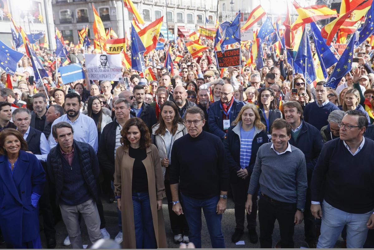 Miles de personas abarrotan el centro de Madrid en protesta por los pactos de investidura.
