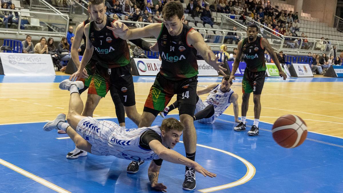 Sylvester Berg se lanza a por un balón que parecía perdido durante un partido en el Pedro Ferrándiz.