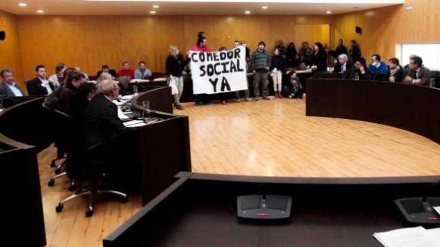 Un momento de la protesta realizada por la Plataforma Ciudadana, ayer, en el pleno para demandar un comedor social.