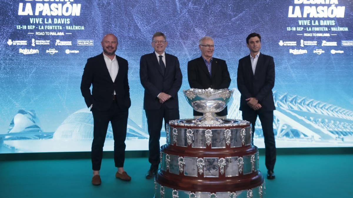 David Ferrer, junto a Joan Ribó, Ximo Puig y Toni Gaspar junto al trofeo de la Copa Davis