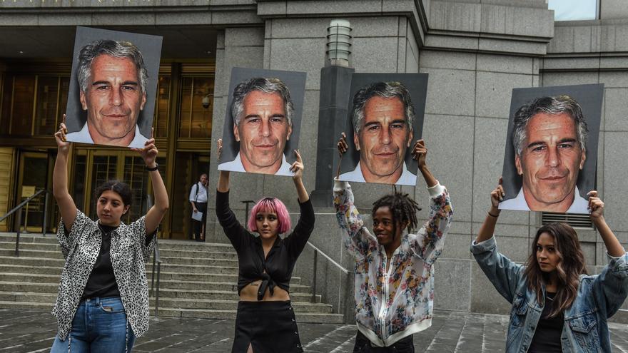 Un grupo de mujeres se manifiesta contra el pedófilo millonario Jeffrey Epstein a las puertas de un tribunal de Nueva York.