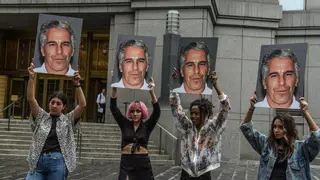 Trump, agresivamente a la defensiva al verse golpeado por las teorías de la conspiración sobre Epstein que alimentó