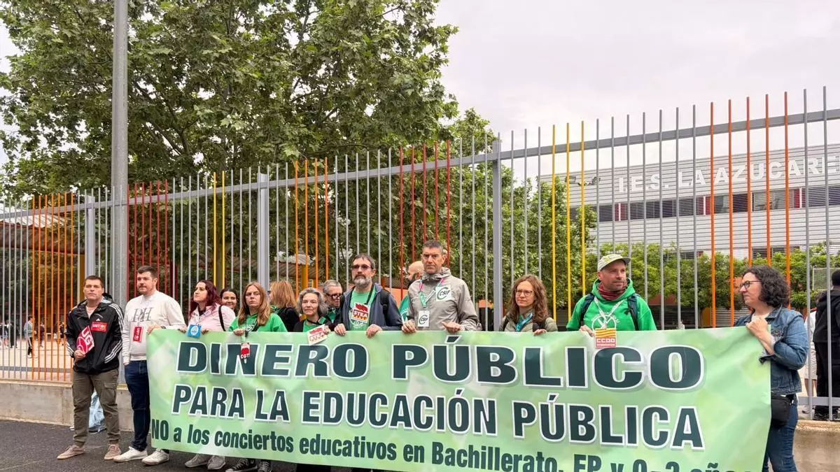 Continúan las concentraciones en los centros de Aragón contra la concertación del Bachillerato: "Dinero público para la educación pública"