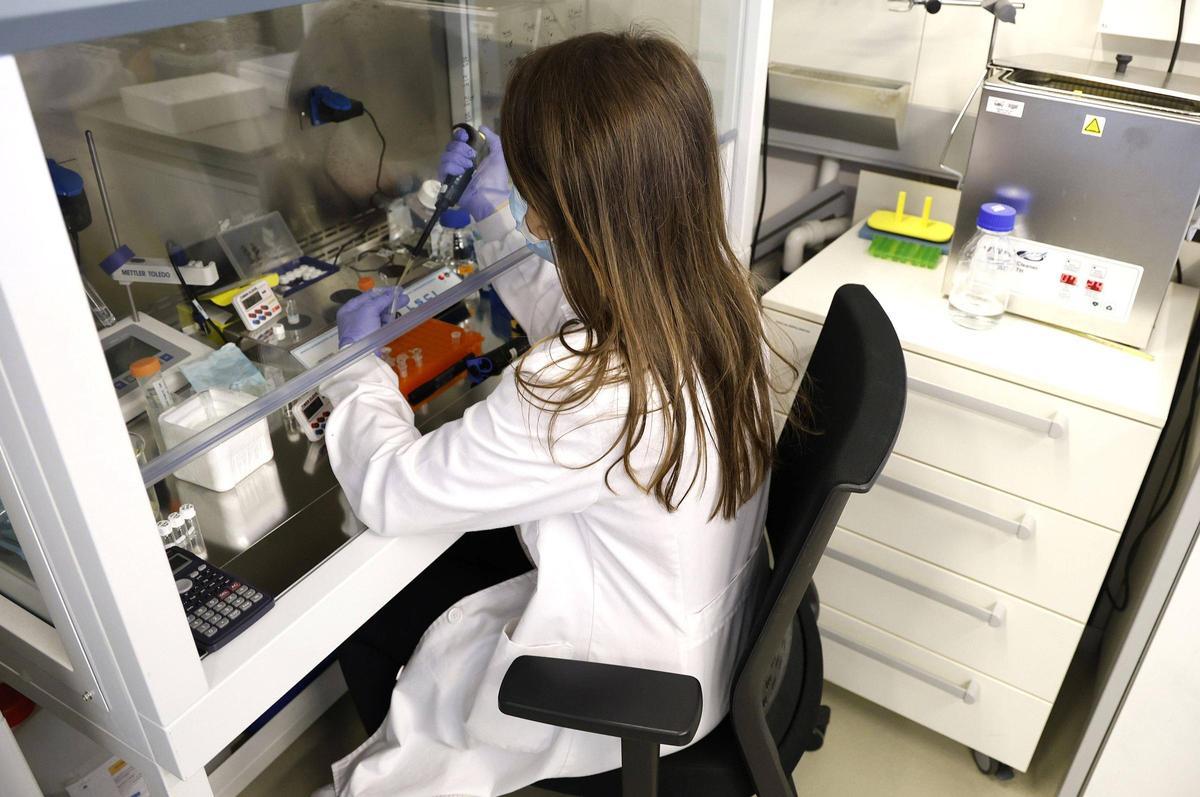 Una investigadora en un laboratorio.